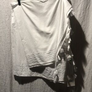 NWT WHITE DIA Collection cotton and silver thread and tassel wrap style one size